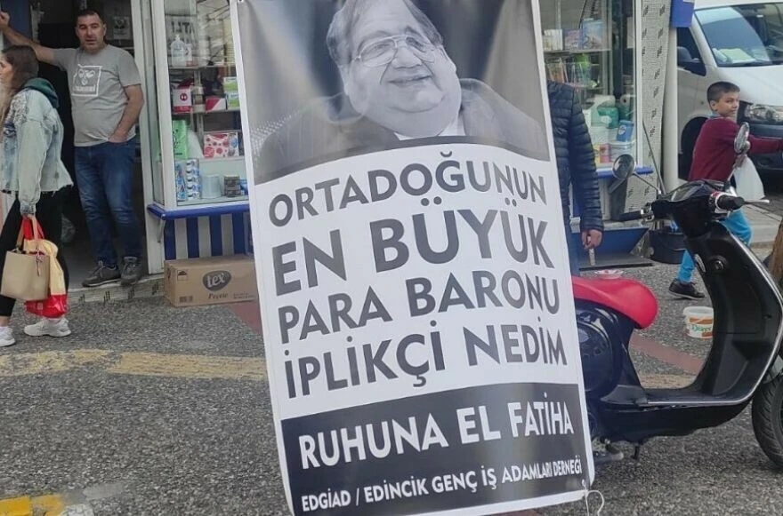 Bursa'da İsmail İncekara için lokma döküldü, açılan pankartta ise İplikçi Nedim karakterine gönderme yapıldı