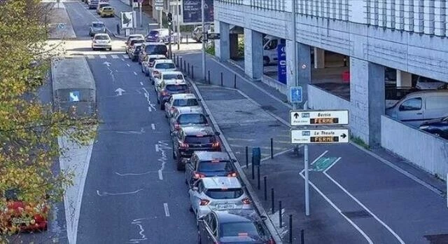 Akaryakıt sıkıntısı uzun kuyruklar oluşturdu! Polis deposu bitmeyeni geri çeviriyor