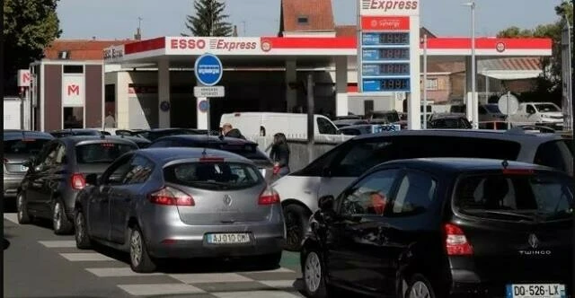 Akaryakıt sıkıntısı uzun kuyruklar oluşturdu! Polis deposu bitmeyeni geri çeviriyor