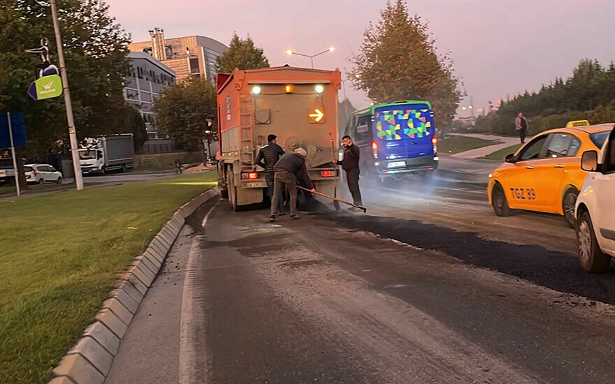 İBB İstanbul’da yol asfaltlama çalışması yapan <a href=