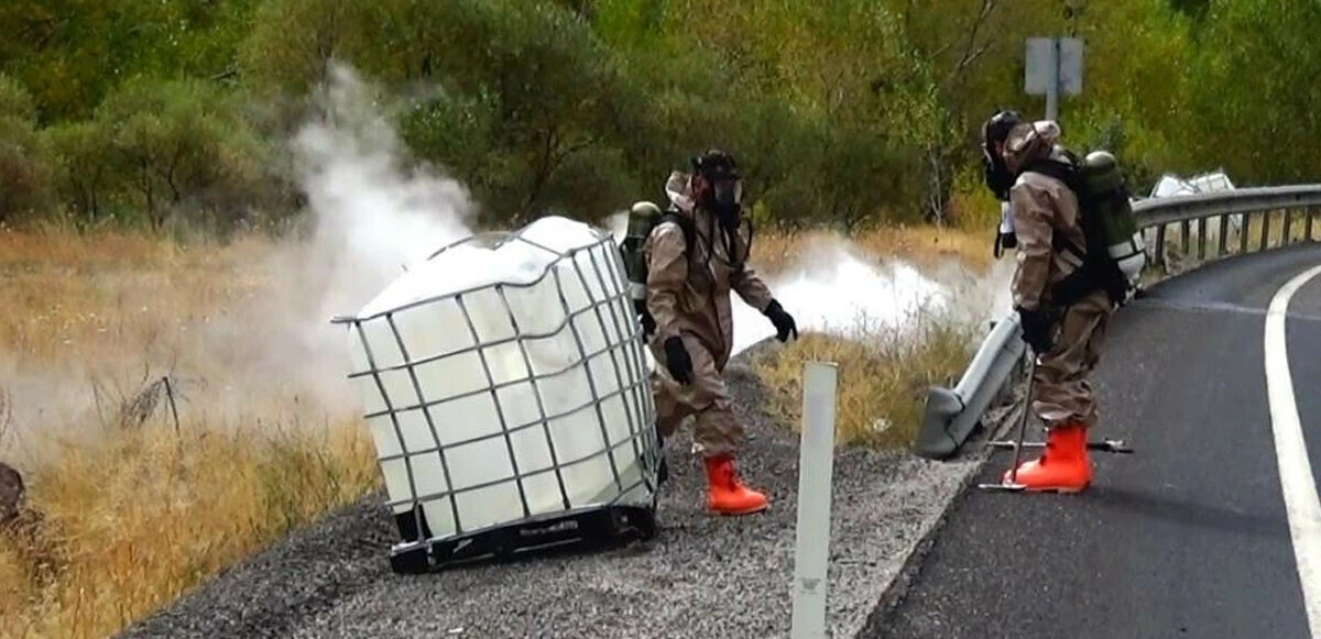 Tırdan yola düşen kimyasal madde büyük paniğe neden oldu: Ekipler özel kıyafetle müdahale etti