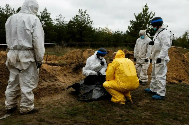 Ruslardan geri alınan Lyman'da sivil katliam: Yeni toplu mezardan 1 yaşındaki bebeğin cesedi çıktı