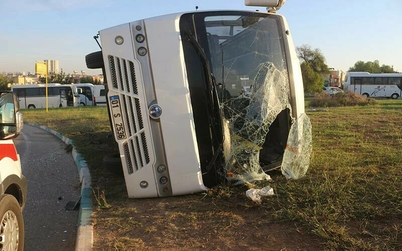 Adana'da işçi servisi devrildi: 1'i ağır 15 kişi yaralı