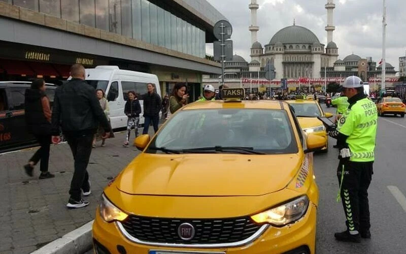Ceza yiyen taksiciden polise küstah tepki: Size yapılanları hak ediyorsunuz
