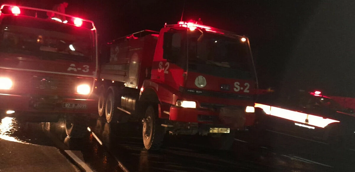 Antalya'da seyir halindeki kamyonet yandı