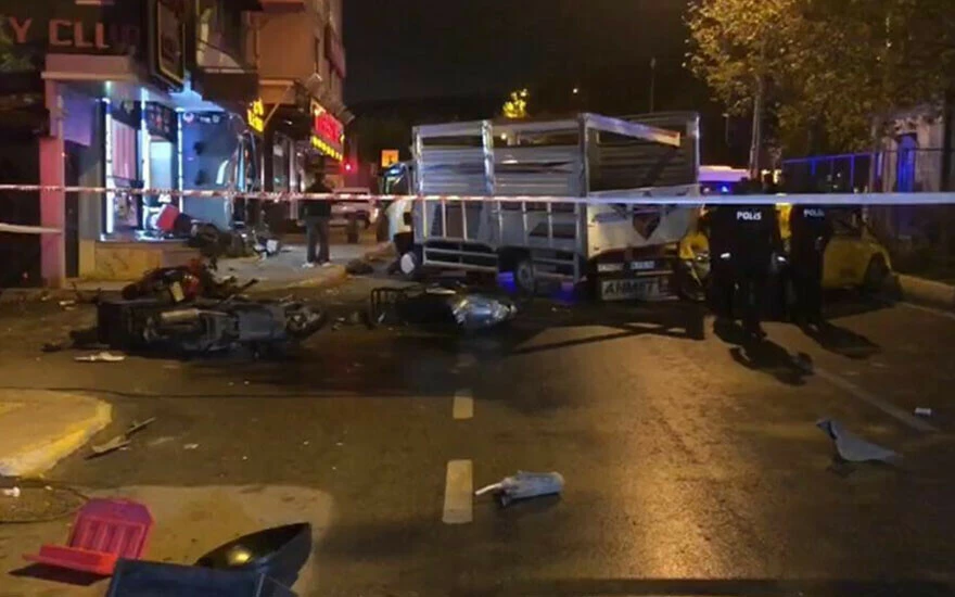 Ataşehir'de kamyonet dükkana daldı! Dükkan önünde olan doktor olay yerinde hayatını kaybetti