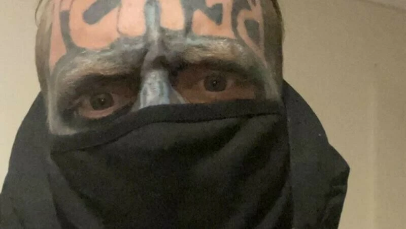 Alnında kocaman 'canavar' yazan dövmeli kaçak yakalandı! Facebook fotoğrafı dalga konusu oldu