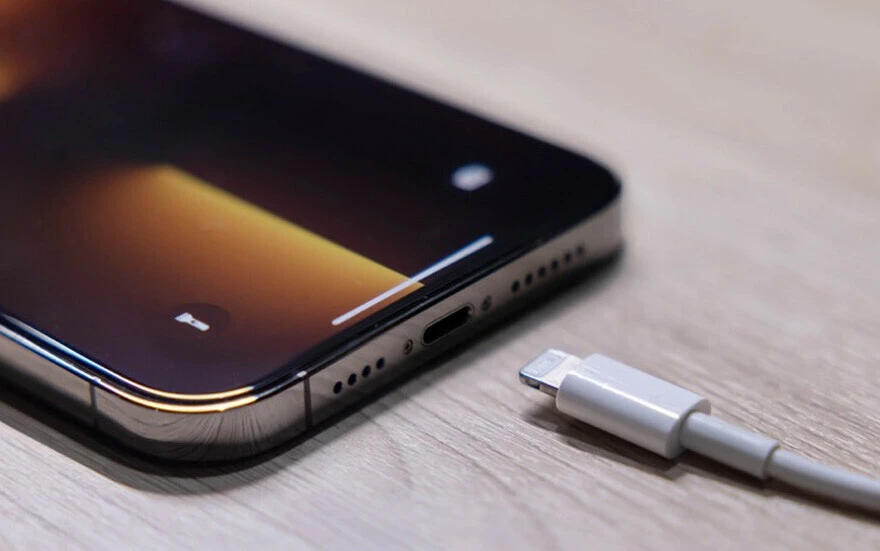 Telefonun yanında şarj cihazı vermeyen Apple'a milyon dolarlık ceza