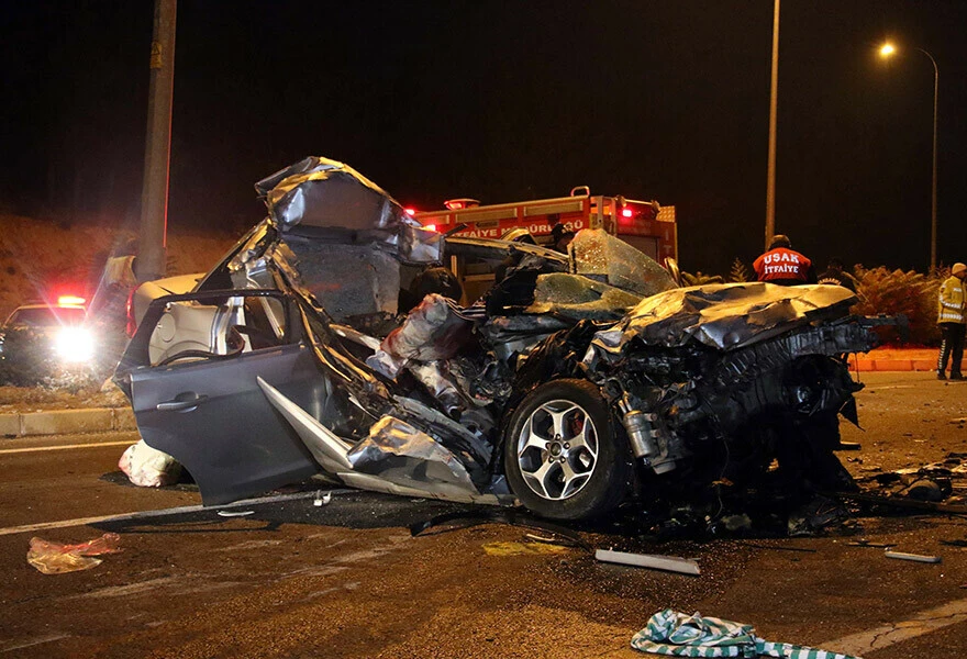 Uşak'ta feci kaza: Otomobilde sıkışan 2 genç hayatını kaybetti