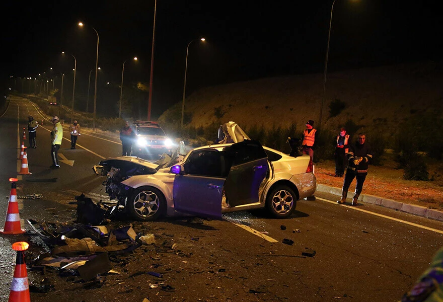 Uşak'ta feci kaza: Otomobilde sıkışan 2 genç hayatını kaybetti