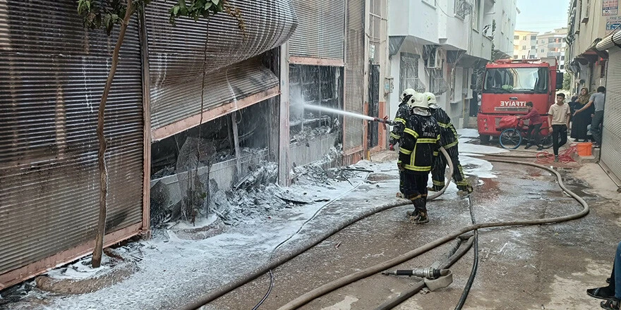 Gaziantep'te ecza deposunda yangın: Alevler binayı kapladı