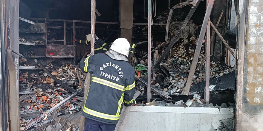 Gaziantep'te ecza deposunda yangın: Alevler binayı kapladı
