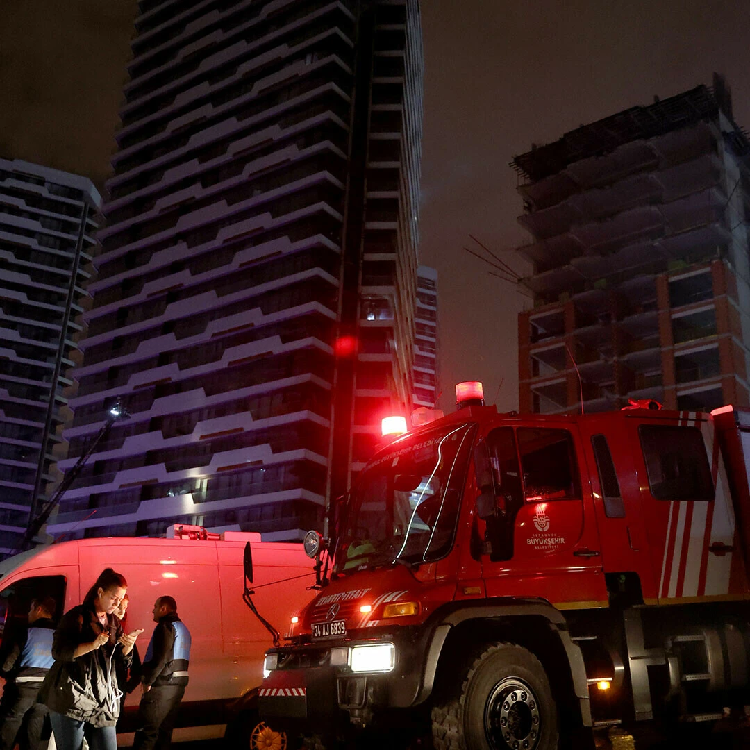 Son dakika! Kadıköy'de dün alevlere teslim olan rezidansta yeniden yangın çıktı