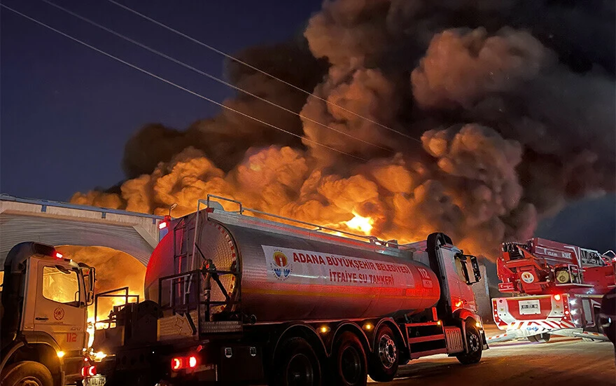 Adana'da alüminyum fabrikasında yangın: Gökyüzünü dumanlar sardı