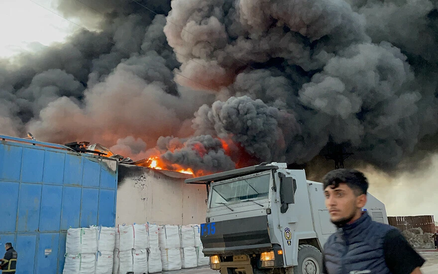 Adana'da alüminyum fabrikasında yangın: Gökyüzünü dumanlar sardı