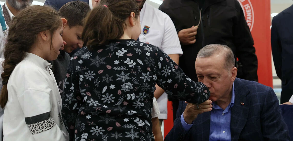 Cumhurbaşkanı Erdoğan, Çam ve Sakura'da Bartın'daki maden kazasında yaralanan madencileri ziyaret etti