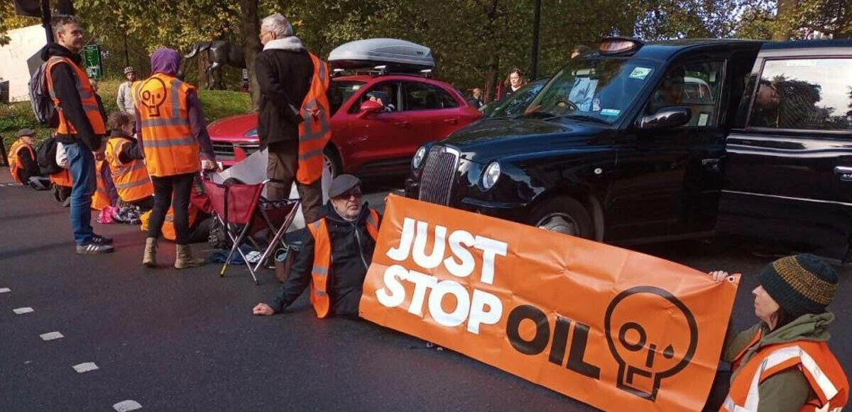 İngiltere'de iklim aktivistleri yine sahnede: Lüks araç galerisine boyalı saldırı