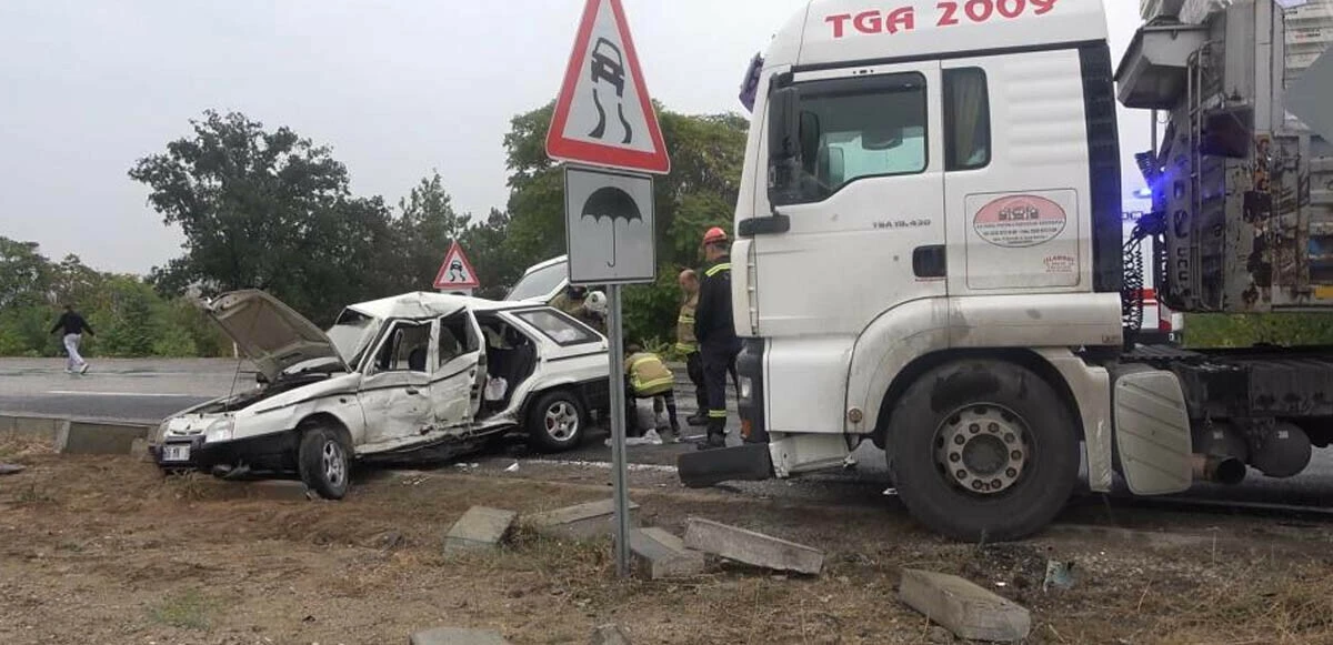 Çarptığı otomobili metrelerce sürüklendi! Hurdaya dönen araçta bulunan 4 kişi yaralandı
