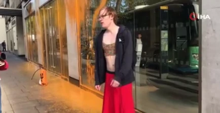 İngiltere'de iklim aktivistleri yine sahnede: Lüks araç galerisine boyalı saldırı