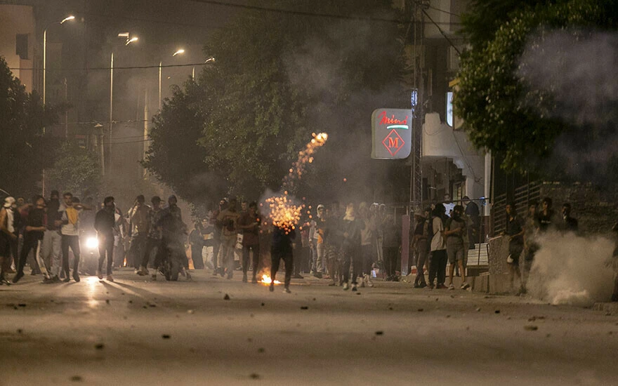 İran’dan sonra bu sefer Tunus sokakları karıştı: 17 yaşındaki Malik el-Selimi’nin ölümü protesto ediliyor