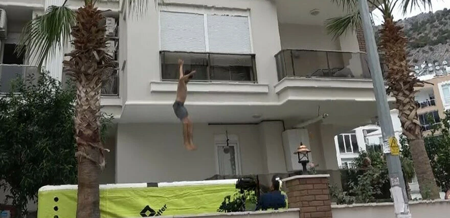 Böyle evlat olmaz olsun! Annesini darp edip balkonda alıkoydu