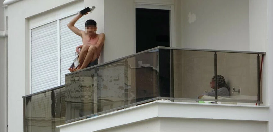 Böyle evlat olmaz olsun! Annesini darp edip balkonda alıkoydu