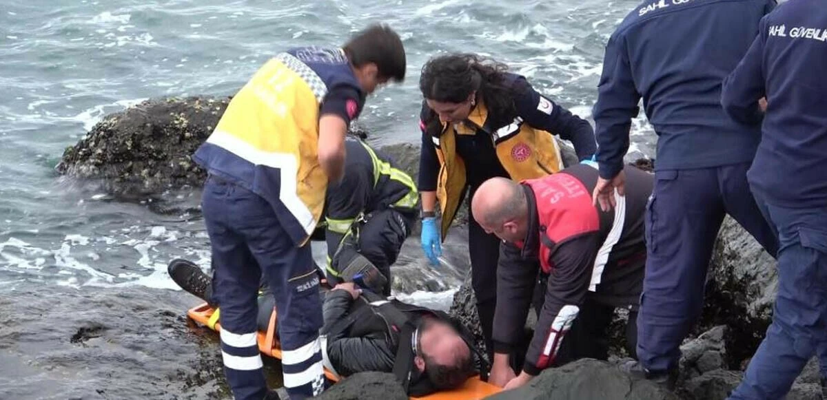 Mektuba ölüm tarihini yazıp kayalıkların üstüne çıktı! İntihara kalkışan adamı balıkçılar kurtardı - 1. Resim