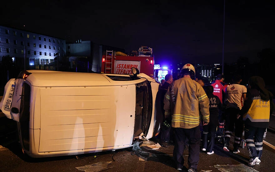 Bakırköy’de korkutan kaza: 2 araç birbirine girdi, 1 kişi yaralandı