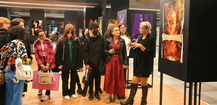 Farklı dünyalar aynı mekanda: 'Yüzleşme' ziyaretçilerini ağırlamaya başladı!