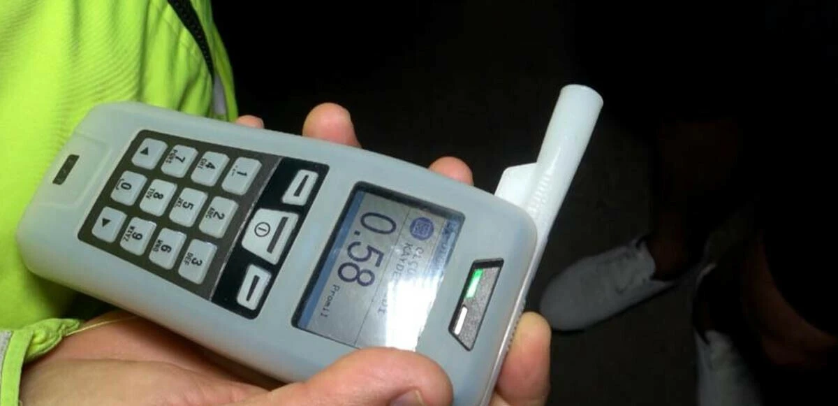 Alkollü maganda dehşet saçtı: Basın mensubunu darp edip kamerasını kırdı