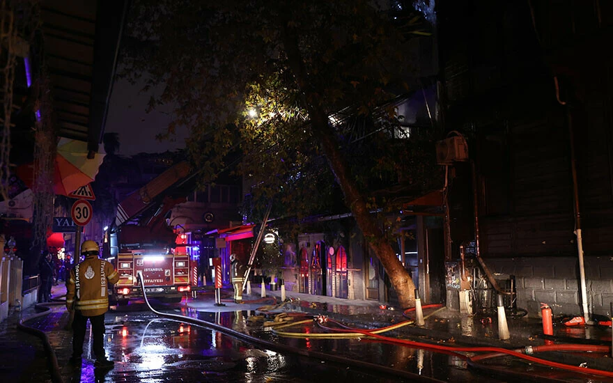 Beşiktaş’ta lüks kafe alev alev yandı!