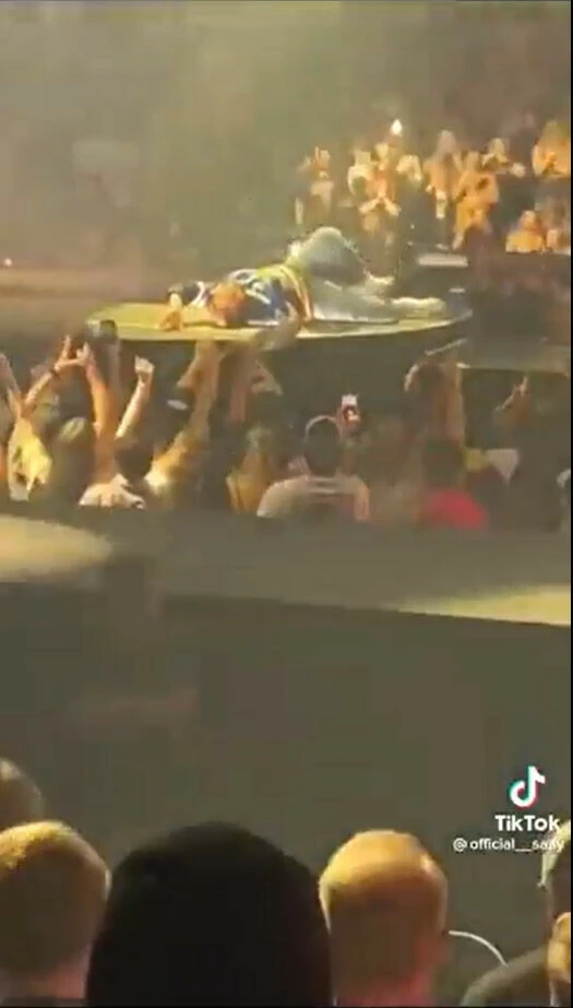 Dünyaca ünlü şarkıcı sahnede binlerce kişinin önünde hayatını kaybetti! O anlar kayıtlara da geçti