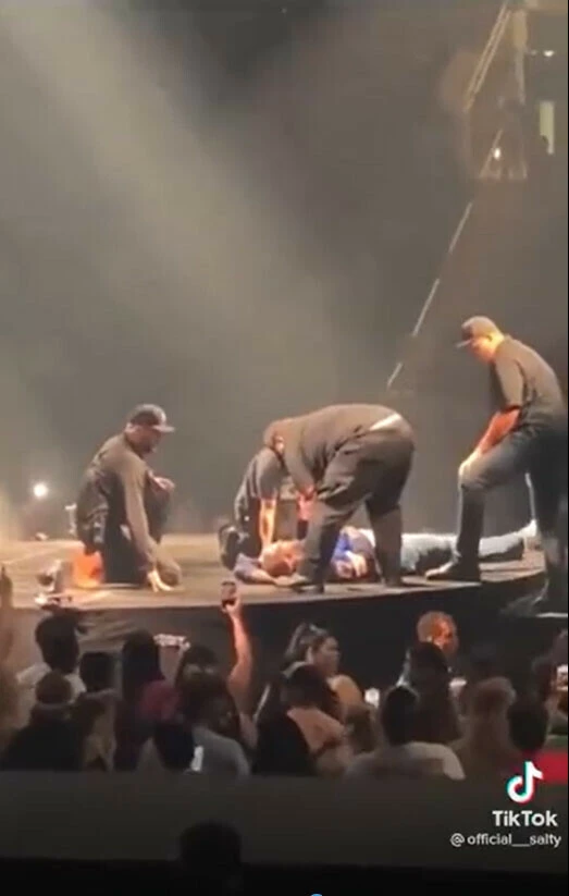 Dünyaca ünlü şarkıcı sahnede binlerce kişinin önünde hayatını kaybetti! O anlar kayıtlara da geçti