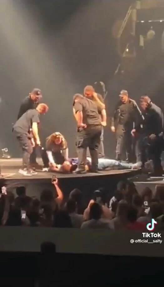 Dünyaca ünlü şarkıcı sahnede binlerce kişinin önünde hayatını kaybetti! O anlar kayıtlara da geçti