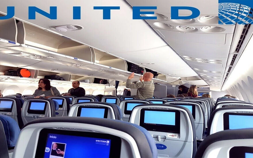 Uçağın içindeki yılan, yolcularda paniğe neden oldu: Yetkililer hemen harekete geçti!