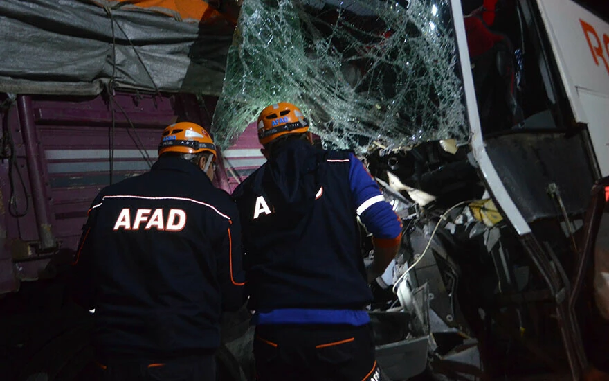 Amasya’da feci kaza: Yolcu otobüsüyle kamyon çarpıştı! Ölü ve yaralılar var