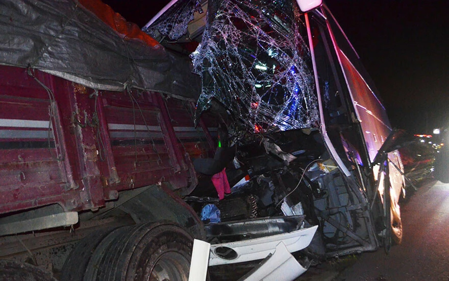 Amasya’da feci kaza: Yolcu otobüsüyle kamyon çarpıştı! Ölü ve yaralılar var