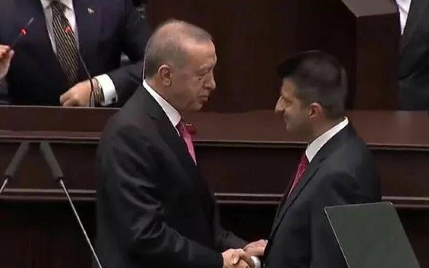 Mehmet Ali Çelebi resmen AK Parti’de Rozetini Cumhurbaşkanı Erdoğan taktı, FETÖ ile mücadele mesajı verdi