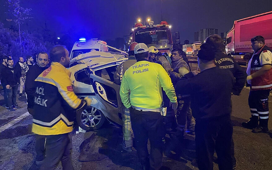 İstanbul’da kamyonet ile hafif ticari araç çarpıştı