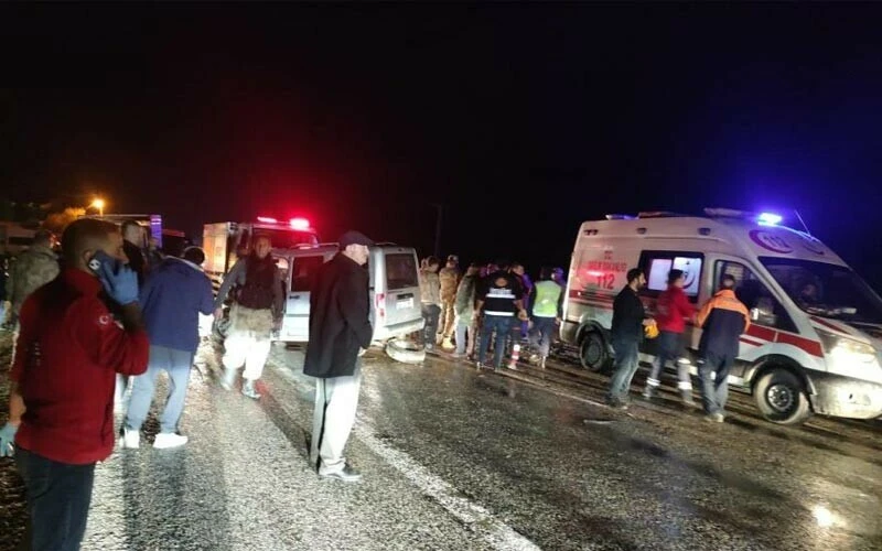 Bitlis'te feci kaza! Kamyonet ile otomobil kafa kafaya çarpıştı: Ölü ve yaralılar var