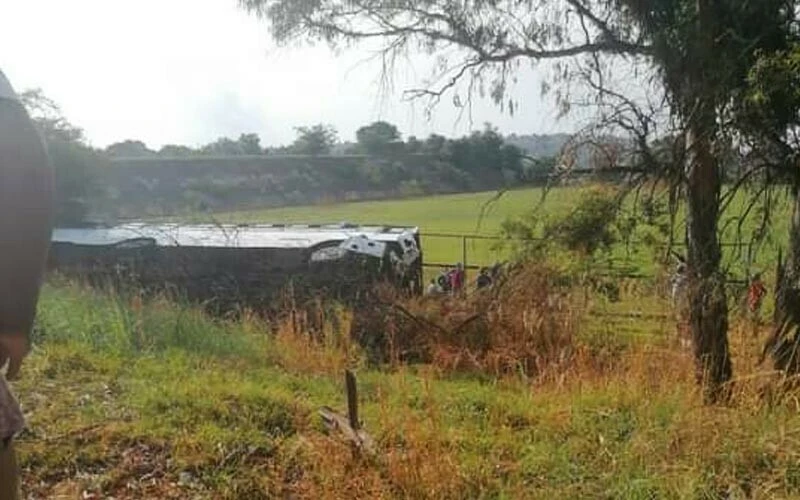 Güney Afrika'da öğrenci servisi devrildi! Ölü ve yaralılar var