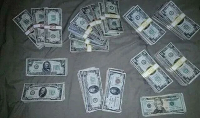 Tadilat sırasında evinde bulduğu kutudan çıkanlar hayrete düşürdü! O anları milyonlar izledi