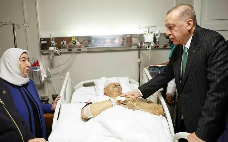 Cumhurbaşkanı Erdoğan, kaza geçiren Binali Yıldırım'ı hastanede ziyaret etti