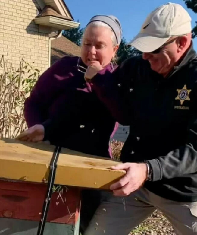 Evi tahliye etmek istemeyince polislere arılarla saldırdı! Az kalsın adam öldürmeyle yargılanacaktı
