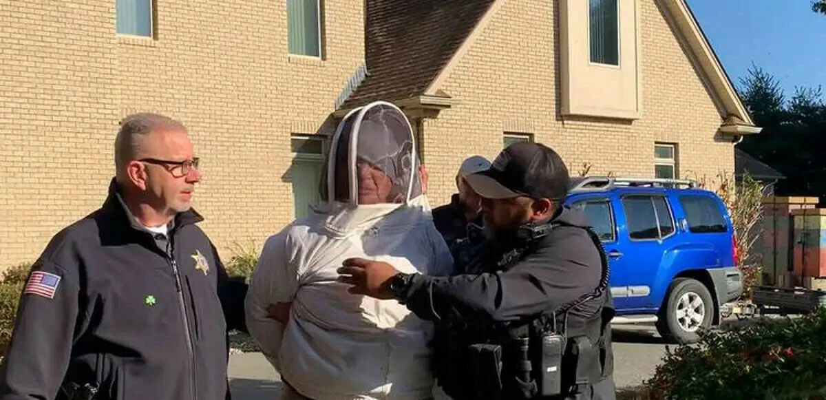 Evi tahliye etmek istemeyince polislere arılarla saldırdı! Az kalsın adam öldürmeyle yargılanacaktı