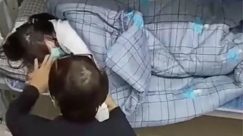 Çin'de 14 yaşındaki kız çocuğu Covid-19 diye ölüme terk edildi! Soruşturma bile açılmadı