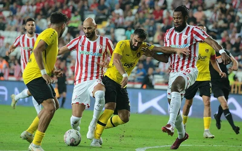 Antalyaspor 6 hafta sonra galip! İstanbulspor'u son saniyede devirdi