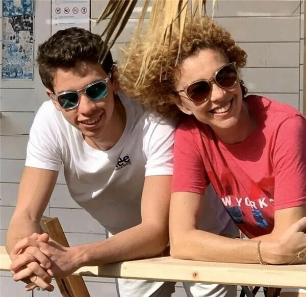 Sihirli Annem'in Betüş'ü İnci Türkay'ın son hali ve oğluyla pozları sosyal medyayı salladı