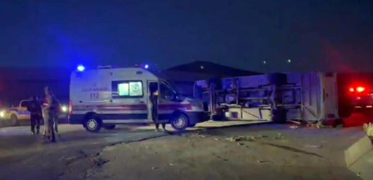 Tır ile çarpışan midibüs yan yattı: Çok sayıda yaralı var