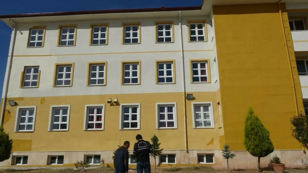 İnşaat işçisinin feci ölümü: Okulun çatısından düştü